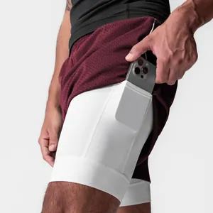 Detalle de los pantalones cortos de gimnasia para hombre con bolsillo para el teléfono móvil.