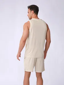 Vue arrière d'un ensemble de sport en mesh respirant à séchage rapide pour hommes