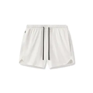 Vista detallada de pantalones cortos deportivos blancos para hombre con cordones y malla