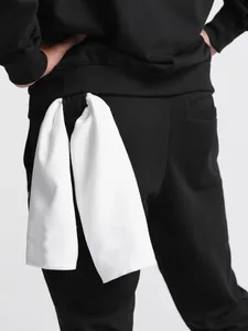 Schmale schwarze Jogginghose für Herren mit Handtuchschlaufe für Sport und Freizeit