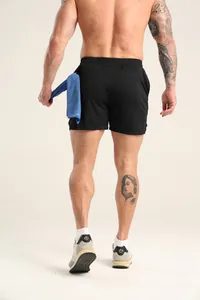 Rückansicht der schnelltrocknenden schwarzen Sportshorts für Herren mit Handtuchschlaufe