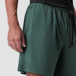 Detailaufnahme der dunkelgrünen Mesh-Sportshorts mit Reißverschlusstasche