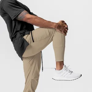 Detailansicht der khakifarbenen schnelltrocknenden Outdoor-Hose für Herren mit Stretch