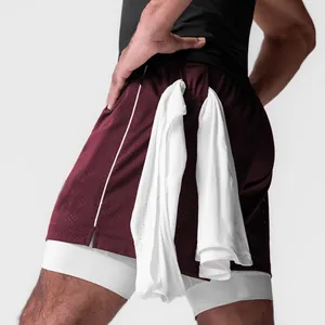 Vista detallada de pantalones cortos deportivos de doble capa con bucle para toalla