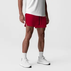 Detalle de los pantalones cortos deportivos rojos transpirables para hombre para correr y gimnasio.