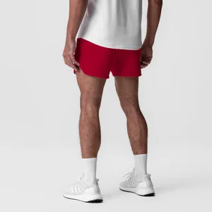 Vista trasera de pantalones cortos deportivos rojos de secado rápido para hombre