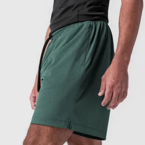 Detailansicht der dunkelgrünen Mesh-Basketballshorts für Herren mit Reißverschlusstasche.