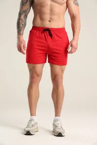 Detailansicht der Passform und Textur der roten Sportshorts an einem fitten Modell