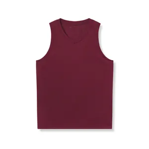 Gros plan du tissu en maille bordeaux respirant sur un débardeur de sport pour hommes col en V