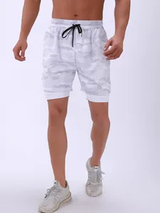 Vista frontal de pantalones cortos deportivos 2 en 1 de camuflaje blanco para hombre