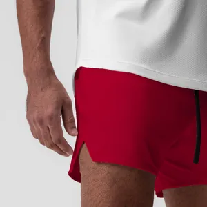 Primer plano detallado de pantalones cortos deportivos rojos con abertura lateral