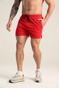 Detailansicht der roten Herren-Sportshorts aus Mesh für Fitness und Freizeitaktivitäten