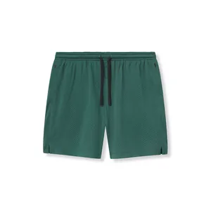 Detailansicht der grünen schnelltrocknenden Mesh-Sportshorts mit Kordelzug und Reißverschluss.