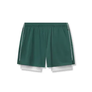Vista frontal detallada de los pantalones cortos deportivos 2 en 1 de malla para hombre