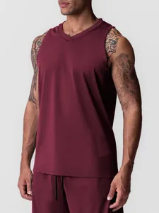Gros plan d'un débardeur de sport bordeaux à col en V en maille respirante pour homme.