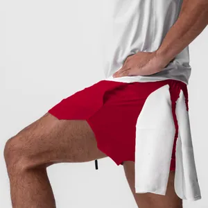 Vista detallada de pantalones cortos deportivos rojos para hombre con lazo para toalla