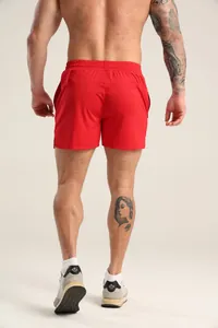 Rückansicht der roten, schnelltrocknenden Sportshorts für Herren mit elastischem Bund