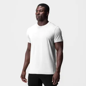Profil latéral montrant la coupe ajustée d'un t-shirt de sport blanc homme