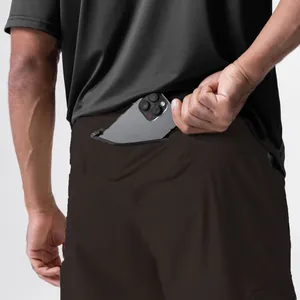 Detailansicht der praktischen Reißverschlusstasche an der Outdoorhose für ein Smartphone