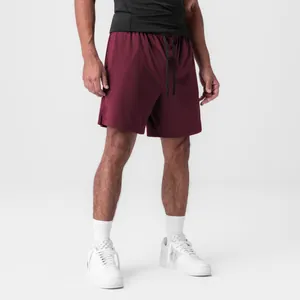 Detailansicht der burgunderroten Mesh-Basketballshorts für Herren mit Kordelzugverschluss