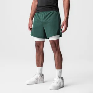 Vista detallada de los pantalones cortos deportivos de doble capa verdes