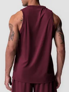 Détail arrière d'un débardeur de sport en maille respirante pour homme rouge bordeaux