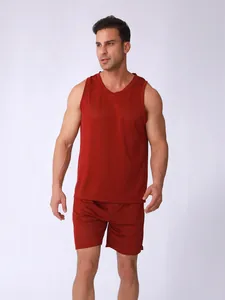 Vue détaillée de l'ensemble de sport rouge en maille respirante pour hommes pour le sport