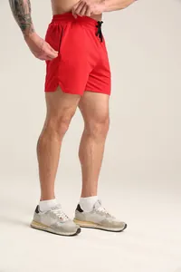 Professionelle Seitenansicht der roten Herren-Sportshorts mit Reißverschlusstasche aus Mesh