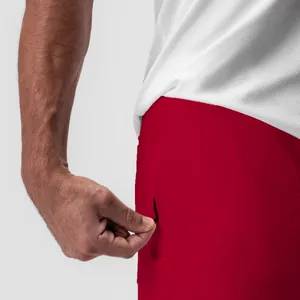 Primer plano de pantalones cortos deportivos rojos con bolsillo lateral con cremallera