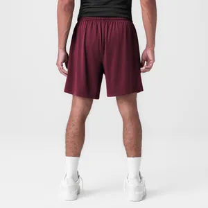 Rückansicht von burgunderroten, atmungsaktiven Mesh-Sporthosen für Herren im Fitness