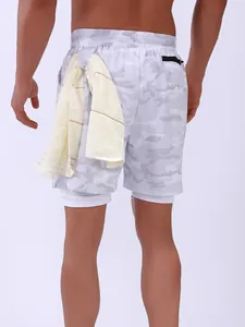 Detalle trasero de los pantalones cortos camo 2 en 1 con lazo para toalla