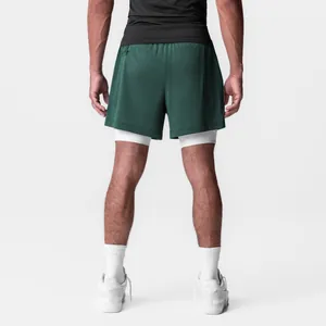 Detalle de la espalda de los pantalones cortos de baloncesto de malla verde