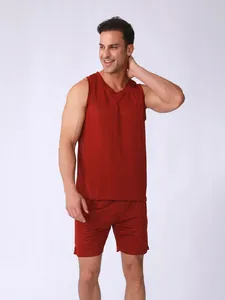 Gros plan détaillé de l'ensemble de fitness en mesh rouge pour hommes avec short