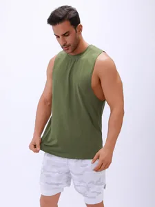 Gedetailleerd beeld van legergroene heren fitness tanktop, vochtafvoerend en licht