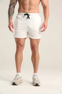 Detailaufnahme der weißen Herren-Mesh-Sportshorts mit verstellbarem Kordelzug.