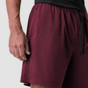 Detailansicht der weinroten Mesh-Basketballshorts mit Reißverschlusstasche und Kordelzug.