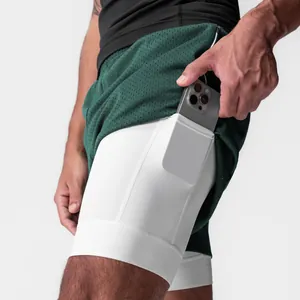 Primer plano del bolsillo para el móvil en pantalones cortos deportivos de doble capa