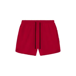 Pantalones cortos deportivos de secado rápido rojos con cordón ajustable.