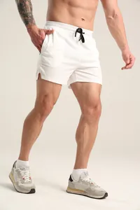Detailansicht der weißen, schnell trocknenden Mesh-Sportshorts für Herren mit Taschen