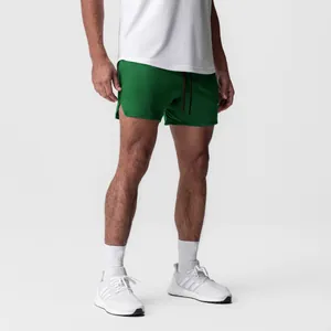 Vista detallada de pantalones cortos verdes de running para hombre con aberturas laterales