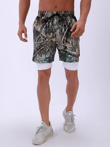 Primer plano de los pantalones cortos de deporte de camuflaje 2 en 1 para hombre