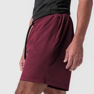 Detailansicht der kastanienbraunen Mesh-Sporthose für Herren mit Reißverschlusstasche