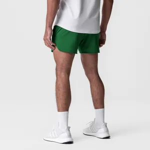 Vista trasera de pantalones cortos deportivos verdes de secado rápido para hombres