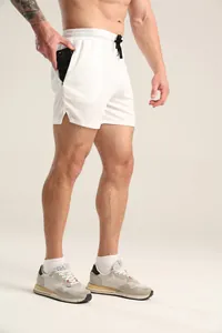 Detailansicht der weißen Herren-Sportshorts mit praktischer Reißverschlusstasche.
