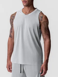 Vue détaillée de la texture mesh respirante d'un débardeur de sport gris pour hommes.