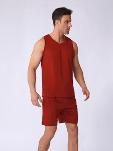 Ensemble de sport en mesh rouge foncé pour homme, montrant le tissu respirant et la coupe relax.