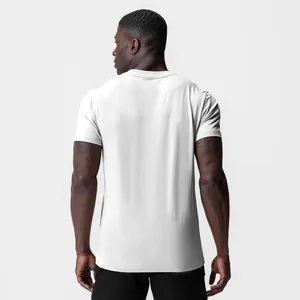 Vue arrière d'un t-shirt de sport blanc ajusté pour homme mettant en valeur la carrure