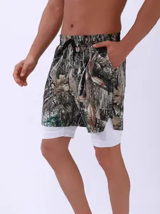 Vista detallada del pantalón corto de camuflaje 2 en 1 para hombre con capa blanca