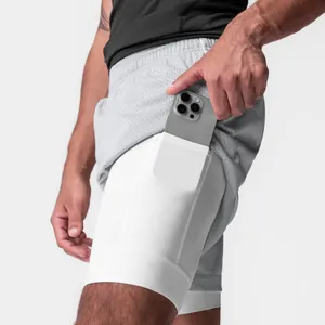 Primer plano del práctico bolsillo para móvil en el forro blanco del pantalón corto deportivo