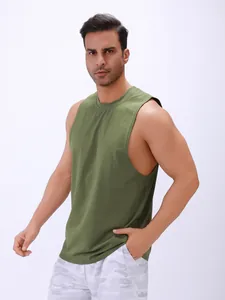 Gedetailleerde weergave van een olijfgroen vochtafvoerend mouwloos gymtanktop.